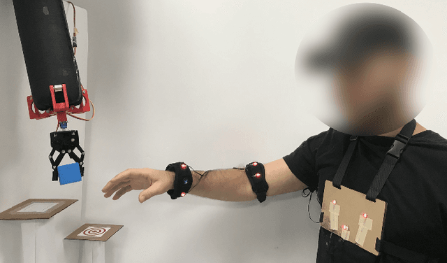 Figure 1 for Human Interface for Teleoperated Object Manipulation with a Soft Growing Robot